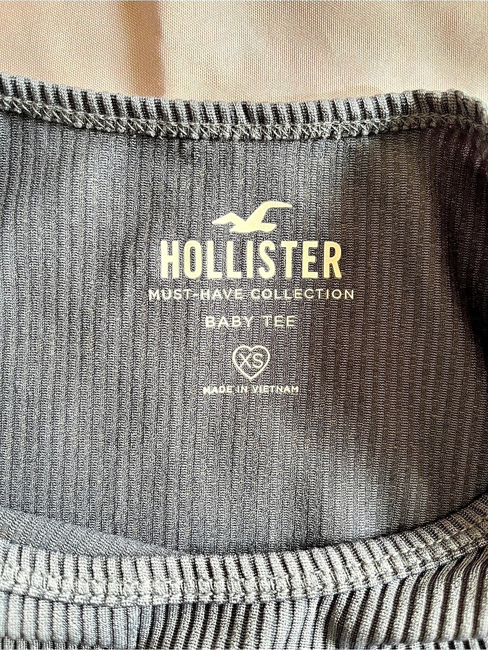 Hollister Ribbed Baby Tee With Ruching - Picture 3 of 4